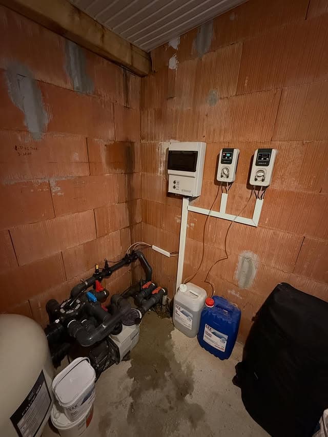 Doseur piscine après réparation et maintenance professionnelle à Mont de Marsan