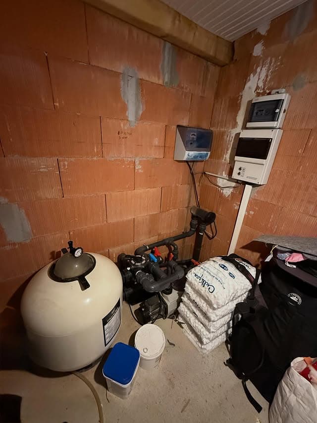 Doseur piscine avant réparation et maintenance à Mont de Marsan