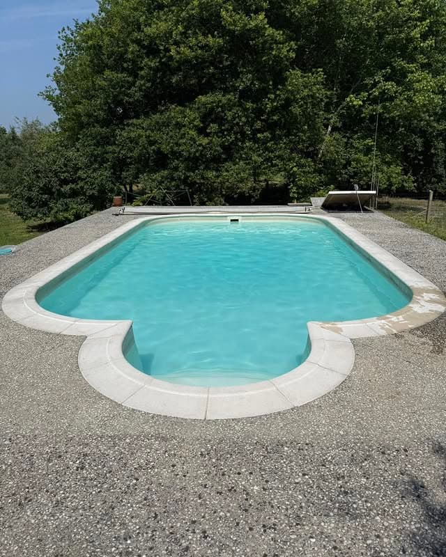 Piscine après entretien et nettoyage professionnel à Mont de Marsan